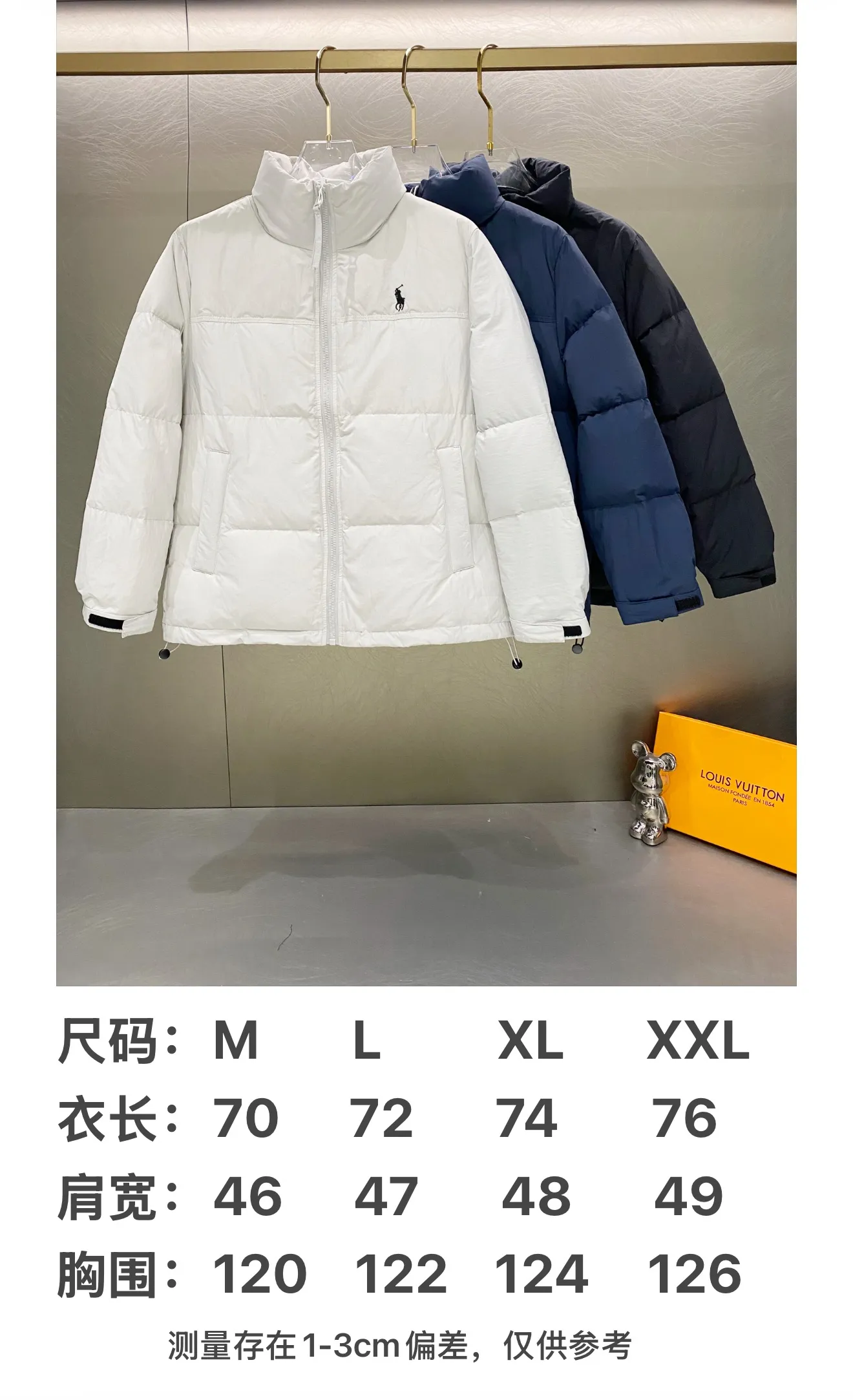 P660 Ralph Lauren/Ralph Lauren matte classic new winter down jacket, same style for men and women, versatile and warm!     It is filled with 90% white duck down and has better thermal insulation performance. It is lightweight and not heavy, and has good loft recovery after compression. The interior is made of nylon with a double-layer sealing design that will not cause any velvet leakage. The adjustable hem with built-in drawstring buckle can prevent wind and cold.  Color: Black White Navy Size: M-2XL